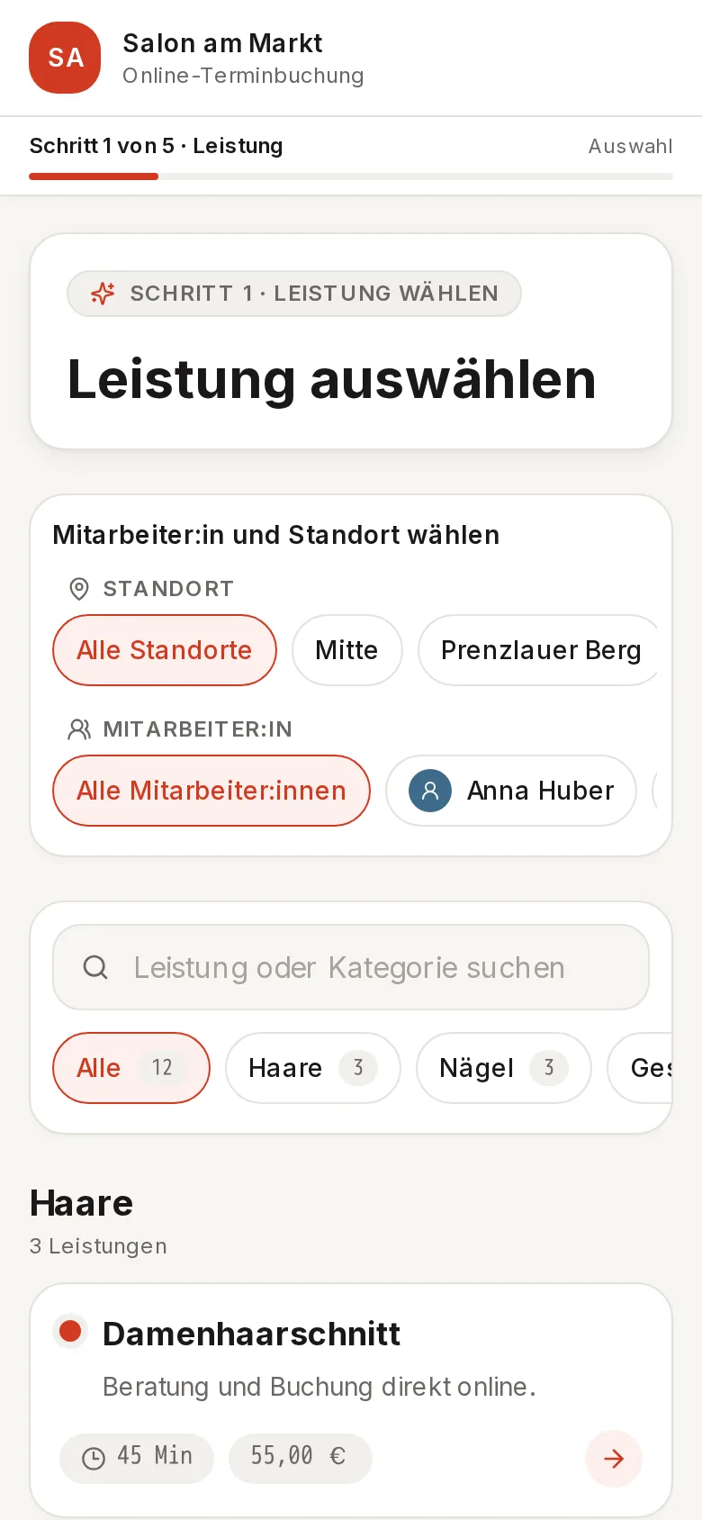 Buchungsseite auf dem Handy: Standort, Mitarbeiterin und Leistung wählen